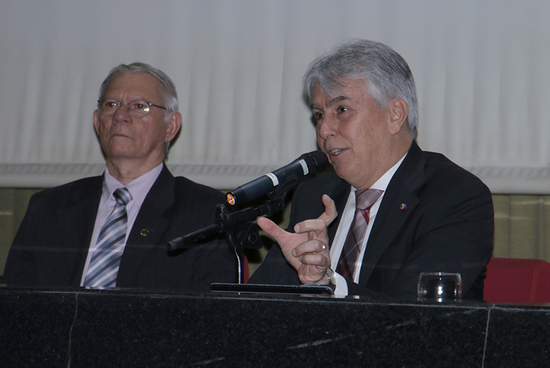 Célio Simões de Sousa, diretor da APL e Gilberto Martins, procurador-geral de Justiça do MPPA