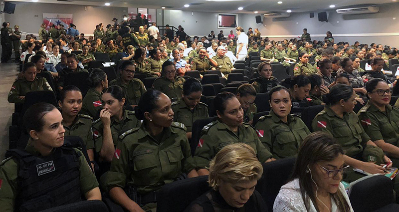 Cerca de 300 mulheres da Polícia Militar lotaram o auditório durante o evento Cerca de 300 mulheres da Polícia Militar lotaram o auditório durante o evento