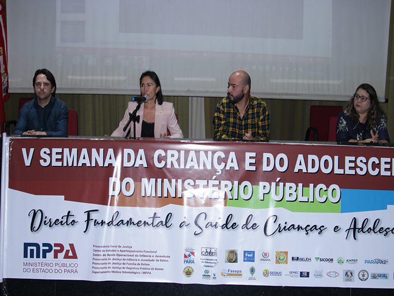 Compõe a mesa respectivamente, o Médico Kleber Gonçalves de Oliveira, a promotora Ângela Balieiro,  o Psicólogo Altiere Lima e a Assistente Social Elinete dos Santos.