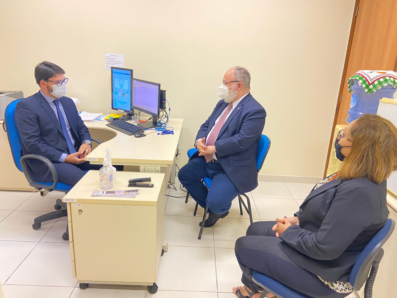Membros da PGJ visitam o Juiz de Direito Titular da Vara Única da Comarca de Mocajuba, Bernardo Queiroga. Membros da PGJ visitam o Juiz de Direito Titular da Vara Única da Comarca de Mocajuba, Bernardo Queiroga.