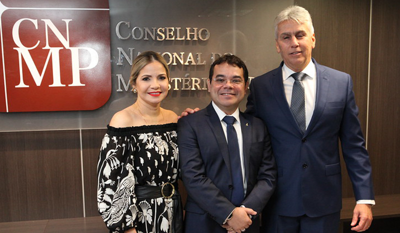 Gilberto Martins ao lado de Oswaldo Albuquerque, conselheiro empossado