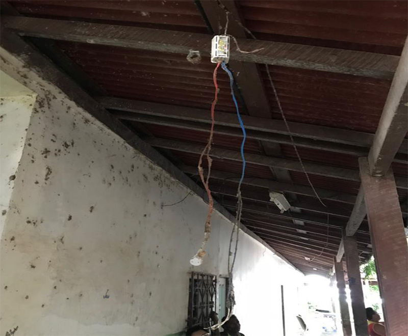 Fiação elétrica exposta, ao alcance dos alunos Fiação elétrica exposta, ao alcance dos alunos