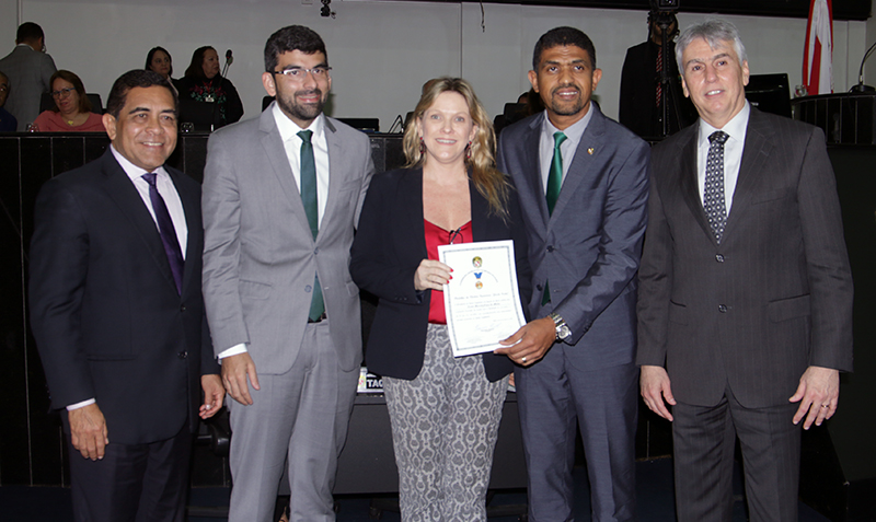 Promotora de Justiça Leane Barros é homenageada durante sessão da Alepa Promotora de Justiça Leane Barros é homenageada durante sessão da Alepa