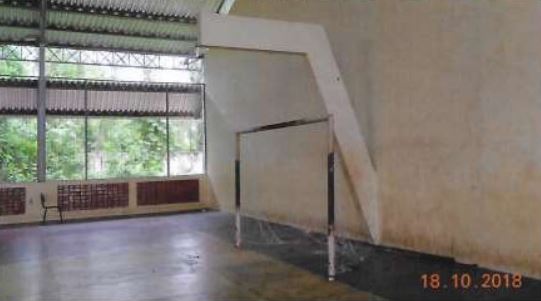 Quadra poliesportiva oferece riscos aos alunos