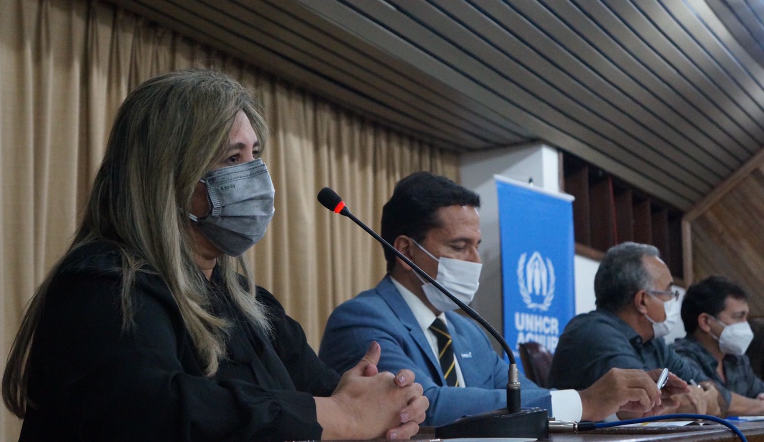 Na foto aparecem algumas pessoas que participaram da mesa de abertura do evento