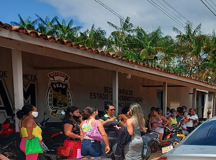 Familiares dos presos em mobilização na frente do prédio do Centro de Recuperação Familiares dos presos em mobilização na frente do prédio do Centro de Recuperação