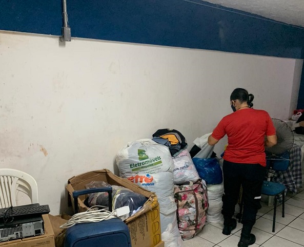 Abrigados recebem alimentação e doações diversas Abrigados recebem alimentação e doações diversas