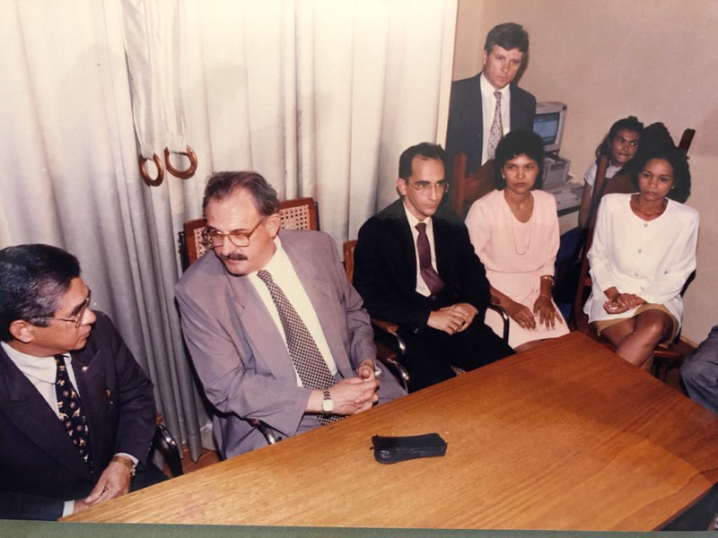 Ministro da Justiça Nelson Jobim em Curionópolis. Da esquerda para direita: o Juiz Laércio Laredo, PJs Marco Aurélio, Regina Taveira e Rosilene Lourinho, em pé o diretor geral da PF Vicente  Chelotti. (Maio 1996)