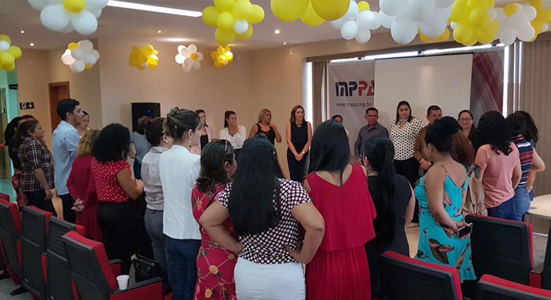 Participantes em círculo no final do primeiro dia de Curso. A proposta do círculo é um facilitador de uma diálogo ''horizontal''.