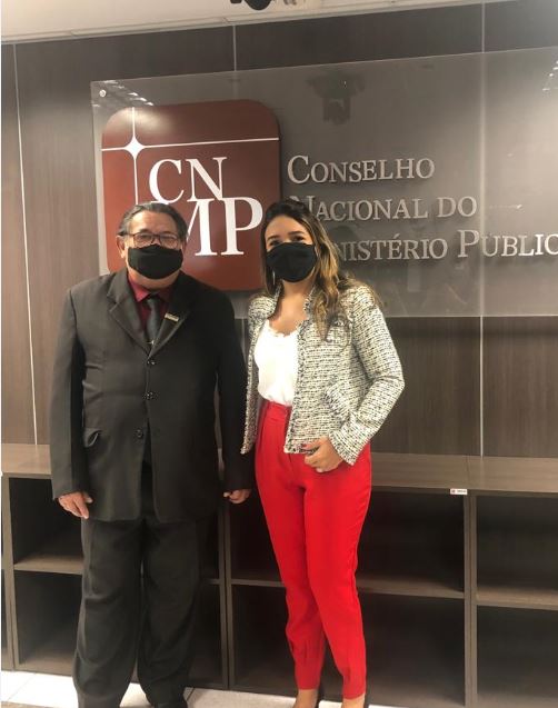 Descrição da imagem: na foto estão de pé o Ouvidor Adélio Mendes e Assessora Carla Freire