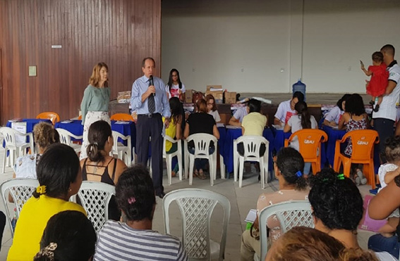 Promotor de Justiça Claudomiro dos Santos Silva parabenizando a promotora Nazaré Abbade pelo trabalho desenvolvido na Ação Social Promotor de Justiça Claudomiro dos Santos Silva parabenizando a promotora Nazaré Abbade pelo trabalho desenvolvido na Ação Social