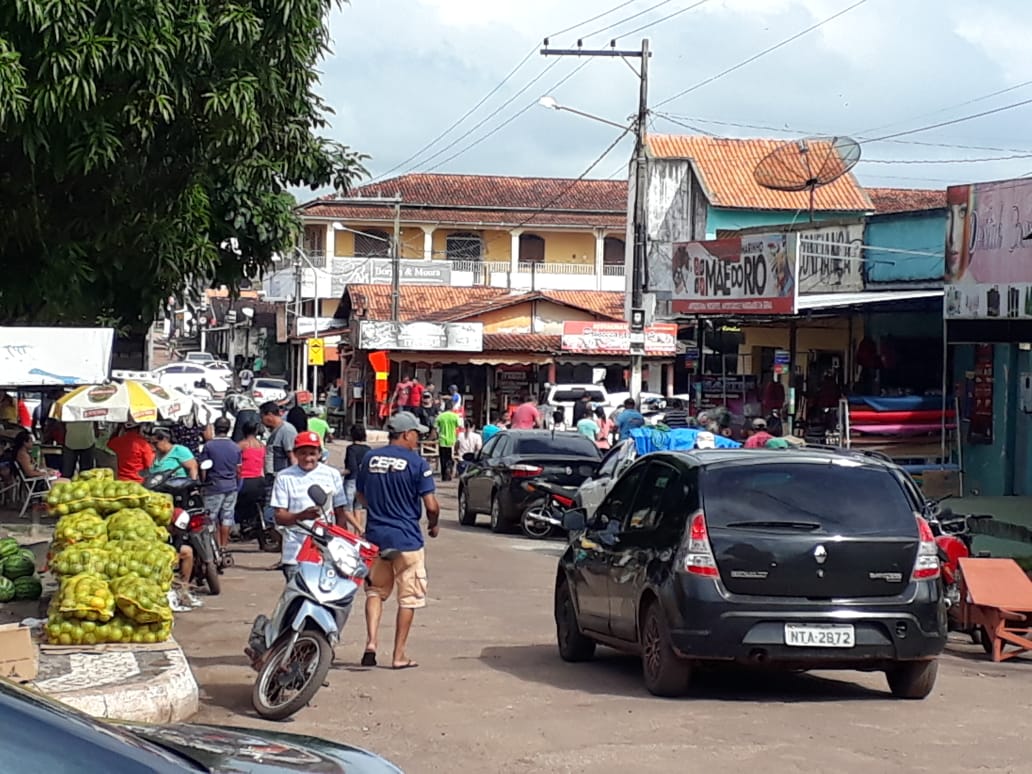 Comércio com lojas abertas e várias pessoas cirluando pelas ruas Comércio com lojas abertas e várias pessoas cirluando pelas ruas