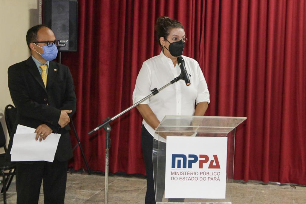 Promotora de Justiça auxiliar do CAODH, falando para o público no começo do evento.