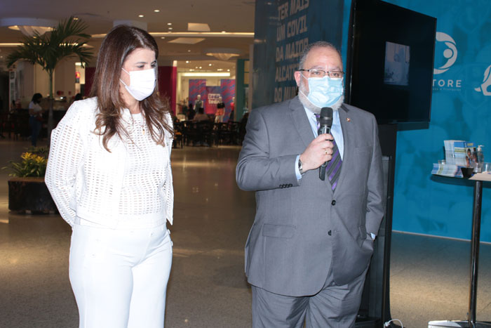 Descrição da imagem: na foto aparecem duas pessoas de pé, uma delas é o Procurador-Geral de Justiça, César Mattar, falando ao microfone. Ambos estão de máscara.