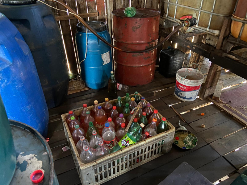 Durante apreensão foi encontrada gasolina armazenada de forma irregular em garrafas pet e tonéis metálicos e de plástico. Durante apreensão foi encontrada gasolina armazenada de forma irregular em garrafas pet e tonéis metálicos e de plástico.