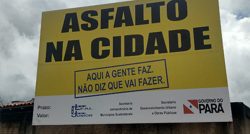 Placa do programa Asfalto na cidade instalada em município do interior paraense Placa do programa Asfalto na cidade instalada em município do interior paraense