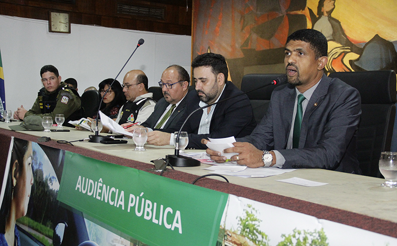 Deputado estadual Jaques Neves, requerente da sessão, se pronuncia durante a reunião