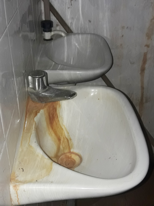 Banheiros estão em condições precárias