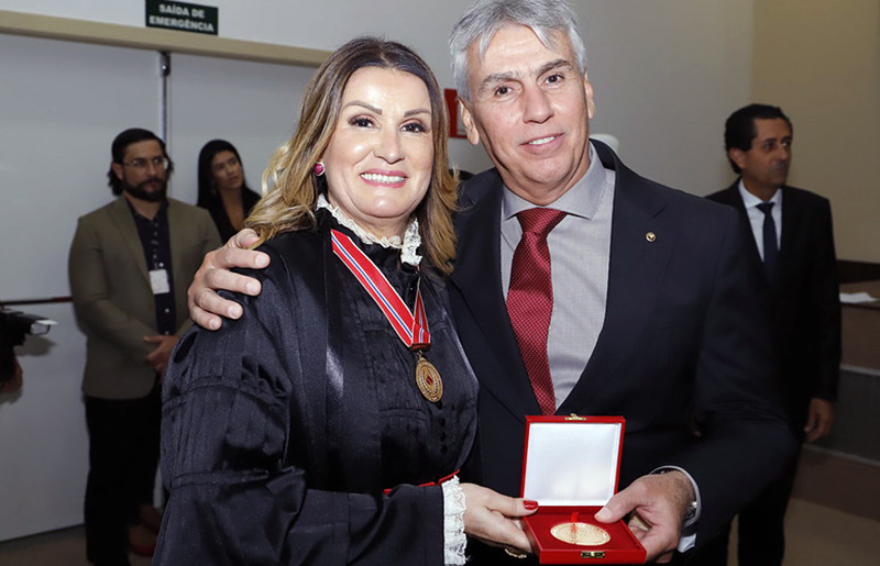 Gilberto Martins recebeu a medalha comemorativa aos 410 anos do Ministério Público Gilberto Martins recebeu a medalha comemorativa aos 410 anos do Ministério Público