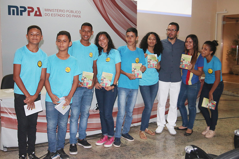 Alunos ganharam cartilha explicativa sobre hábitos de consumo Alunos ganharam cartilha explicativa sobre hábitos de consumo