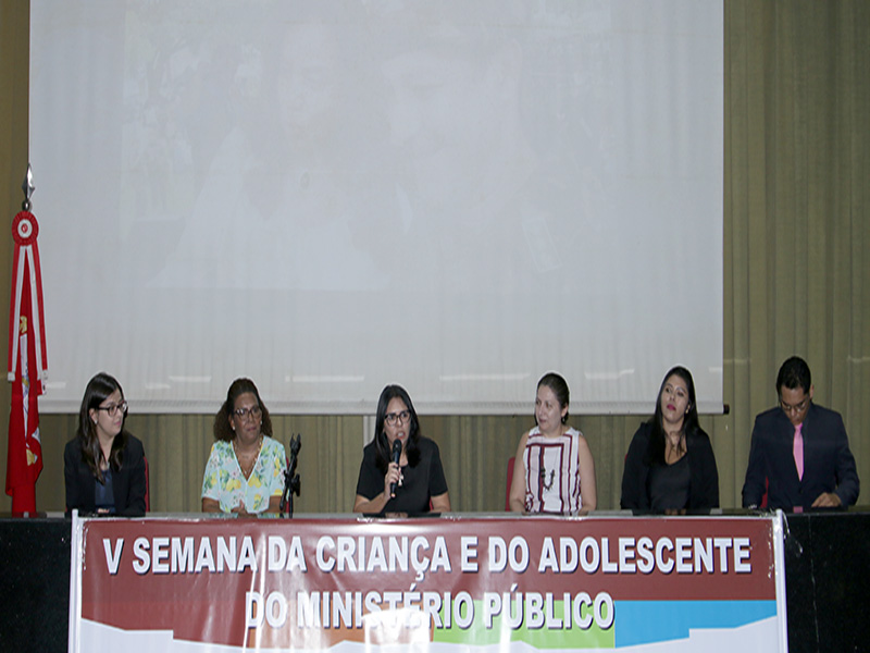 Promotora de Justiça, Silvia Branches, coordena a mesa