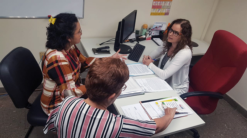 Promotora de Justiça Adriana Simões e equipe trabalham durante expediente interno Promotora de Justiça Adriana Simões e equipe trabalham durante expediente interno