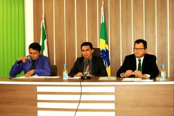 Vereadores de Terra Santa votando o Projeto de Lei Vereadores de Terra Santa votando o Projeto de Lei