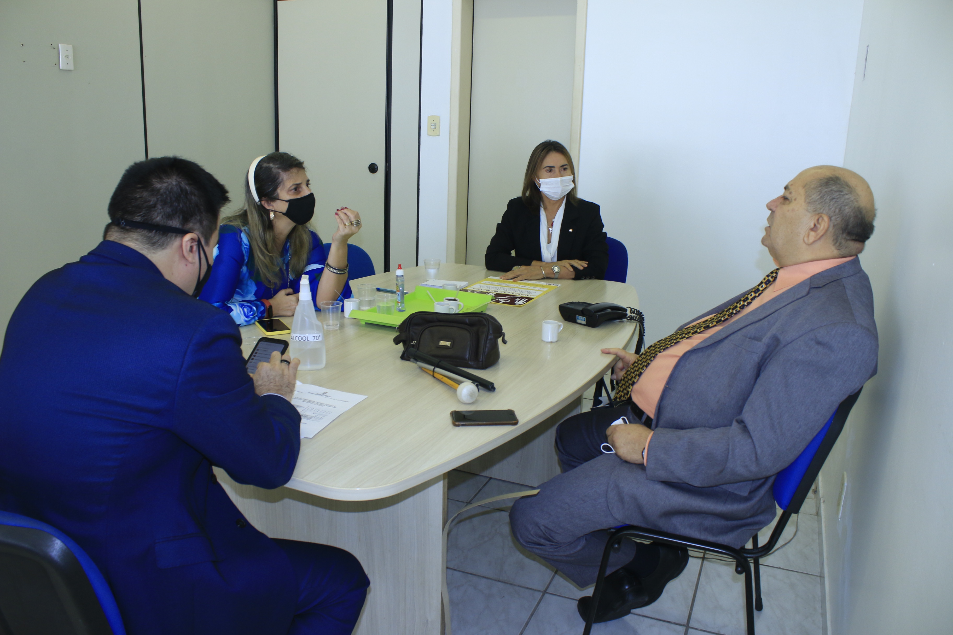 #ParaTodosVerem o Vereador e os Promotores de Justiça sentados à mesa de reuniões, debatento