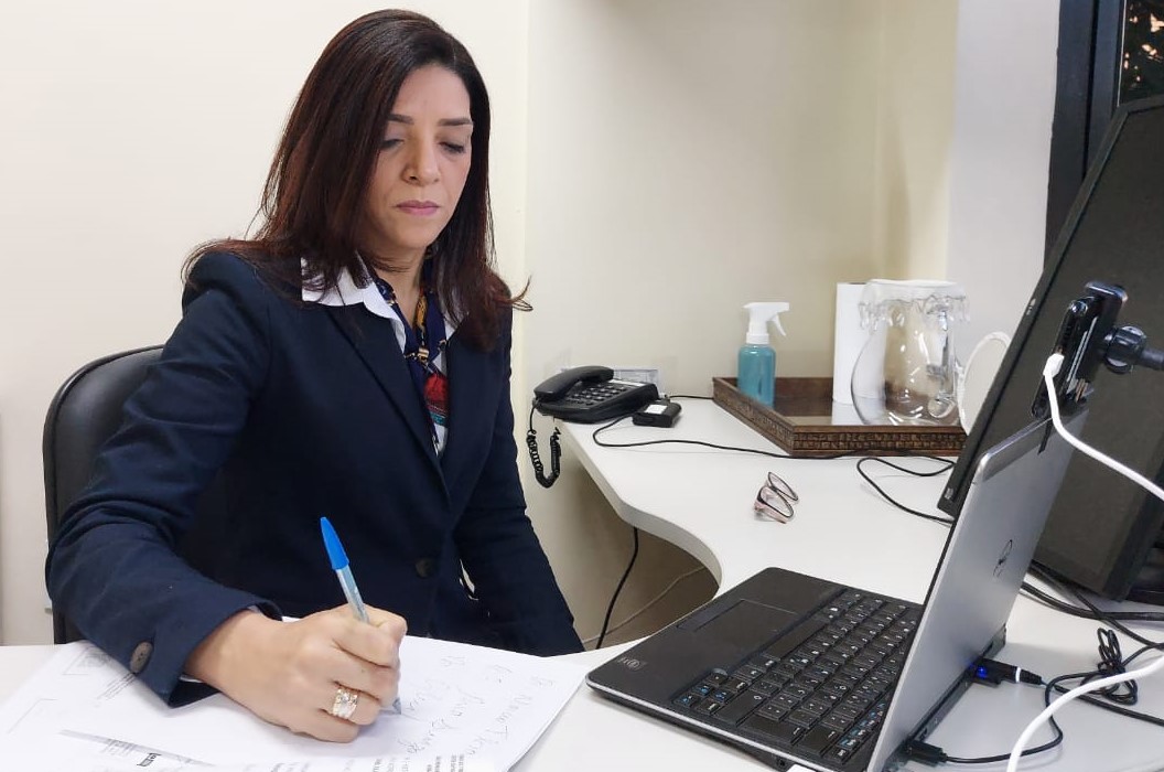 Promotora de Justiça Alexssandra Muniz em seu gabinete Promotora de Justiça Alexssandra Muniz em seu gabinete