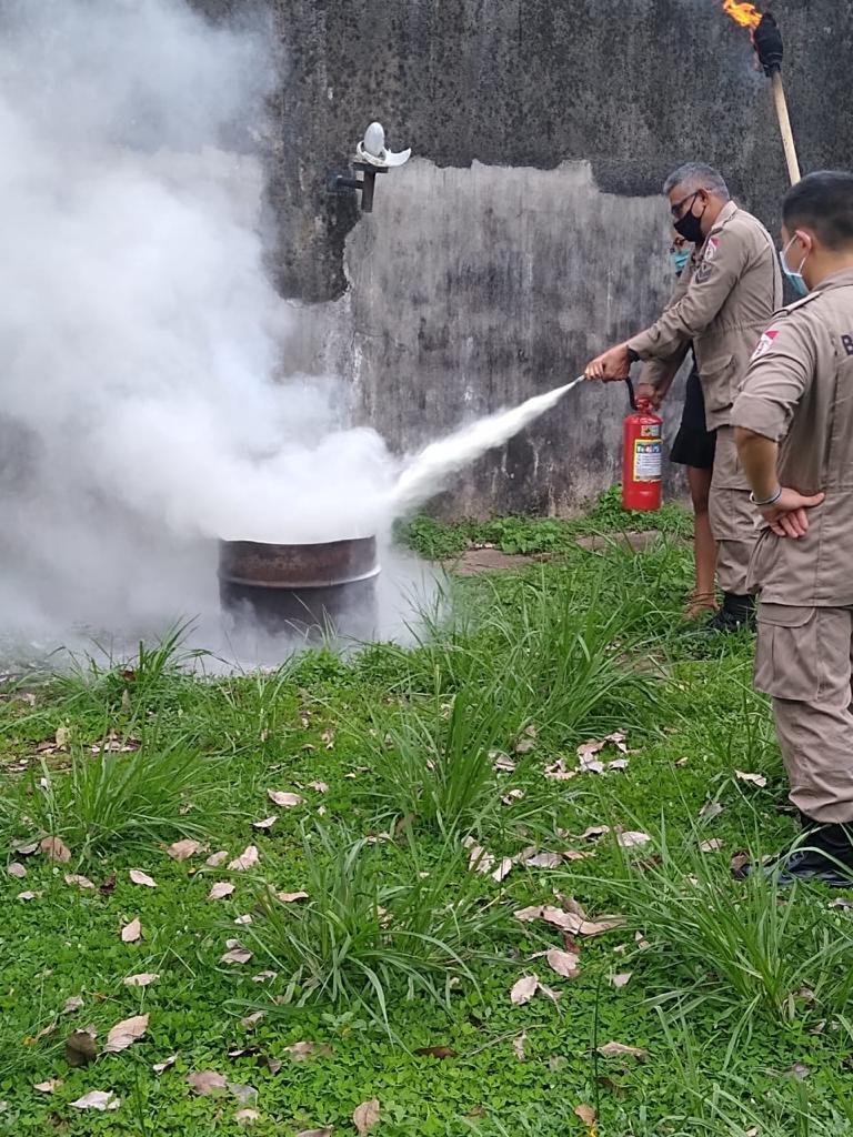 Simulação de controle de incêndio e de como utilizar o extintor Simulação de controle de incêndio e de como utilizar o extintor