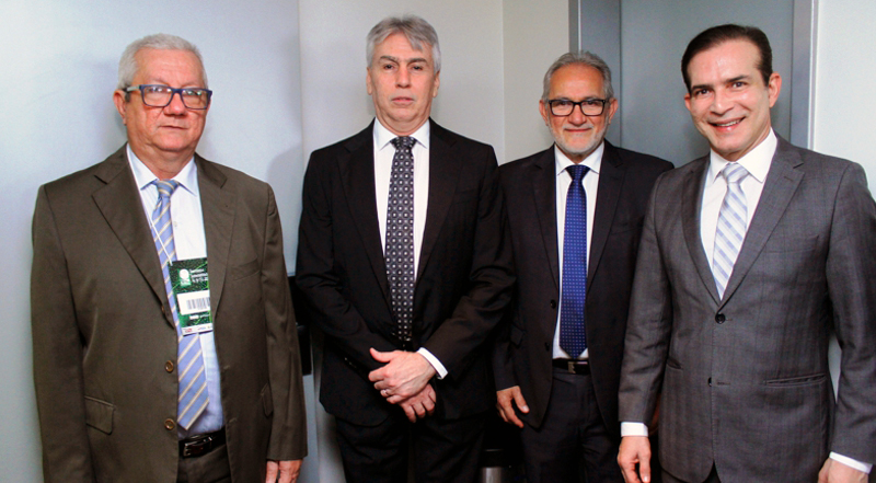 Procuradores Eduardo Barleta e Gilberto Martins ao lado de Sérgio Leão (TCM) e Cipriano Sabino (TCE) Procuradores Eduardo Barleta e Gilberto Martins ao lado de Sérgio Leão (TCM) e Cipriano Sabino (TCE)