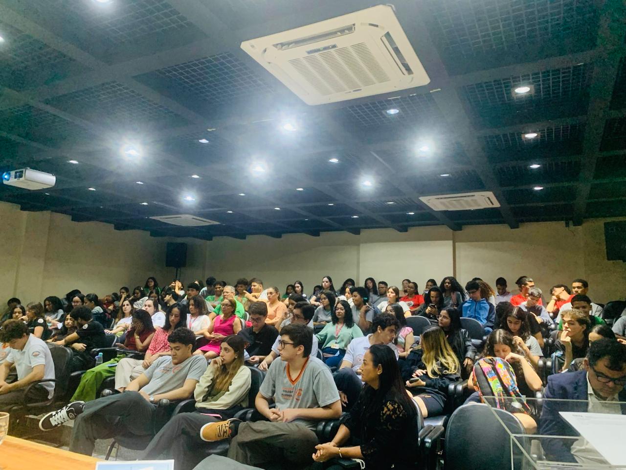 Cerca de 90 estudantes estiveram participaram de palestra sobre o Ministério Público. Cerca de 90 estudantes estiveram participaram de palestra sobre o Ministério Público.
