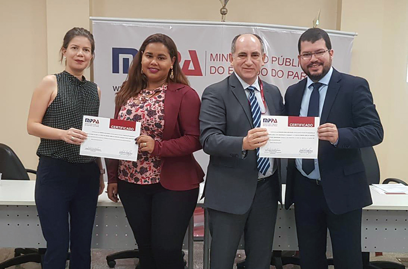 Palestrantes recebem certificado de participação no evento Palestrantes recebem certificado de participação no evento
