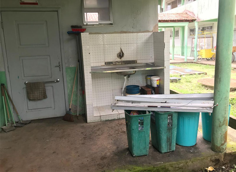 Objetos espalhados oferecem risco de acidente Objetos espalhados oferecem risco de acidente