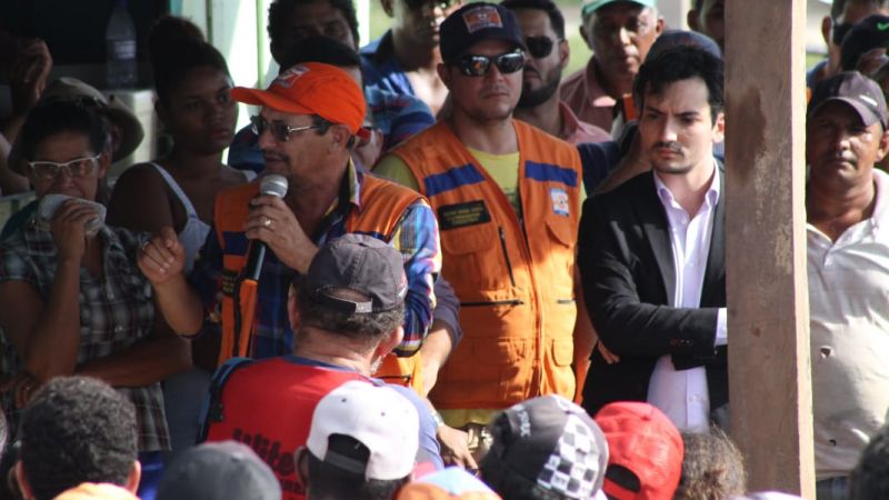 Morador se manifesta durante reunião sobre regularização fundiária na região Morador se manifesta durante reunião sobre regularização fundiária na região