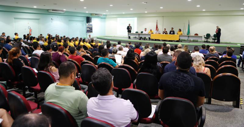 Cerca de 300 pessoas, entre condutores, dirigentes escolares e agentes públicos participaram