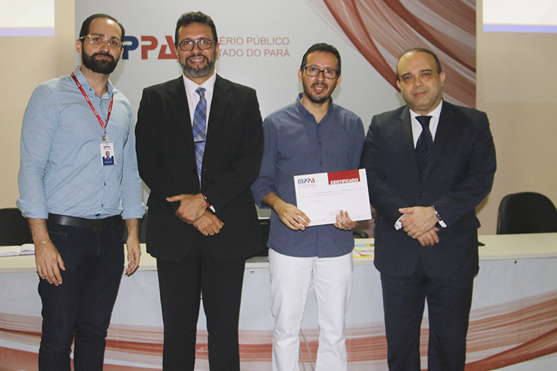 O palestrante, professor da UFPA, recebe o certificado do MPPA O palestrante, professor da UFPA, recebe o certificado do MPPA