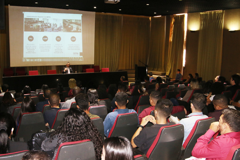 Após palestra estudantes tiraram dúvidas sobre o assunto
